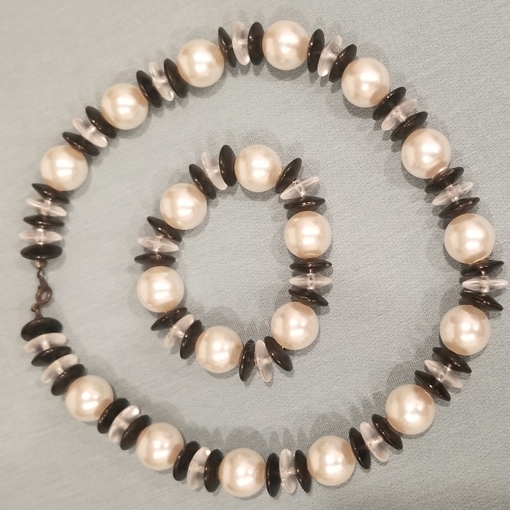 Vintage Classic Black And White Necklace And Bracelet. The Necklace Is About 17" - Picture 3 of 3